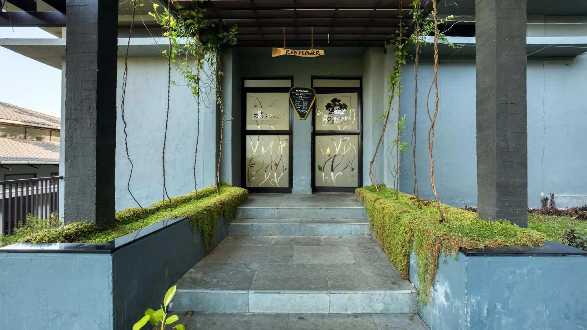 Resort Hotel The Mountain Courtyard Thekkady