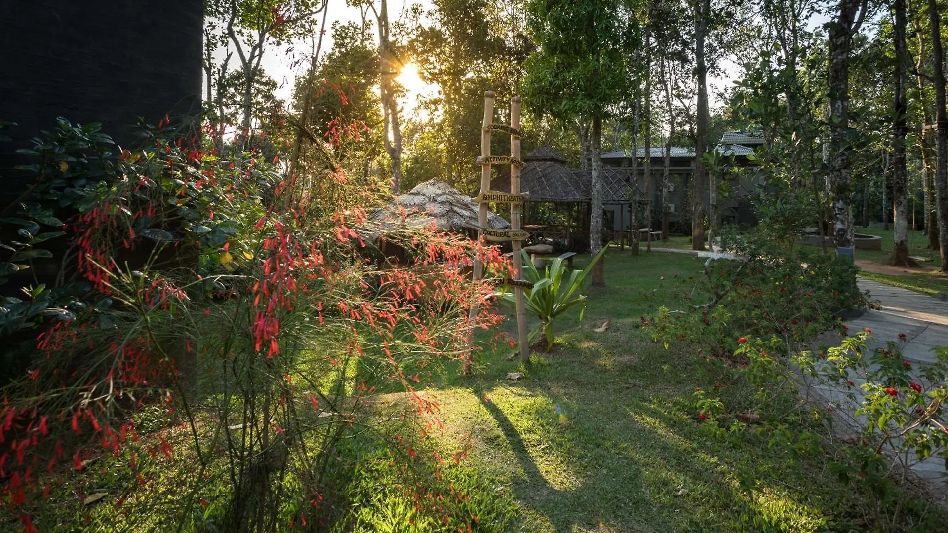 The Mountain Courtyard Thekkady Hotel 5*,