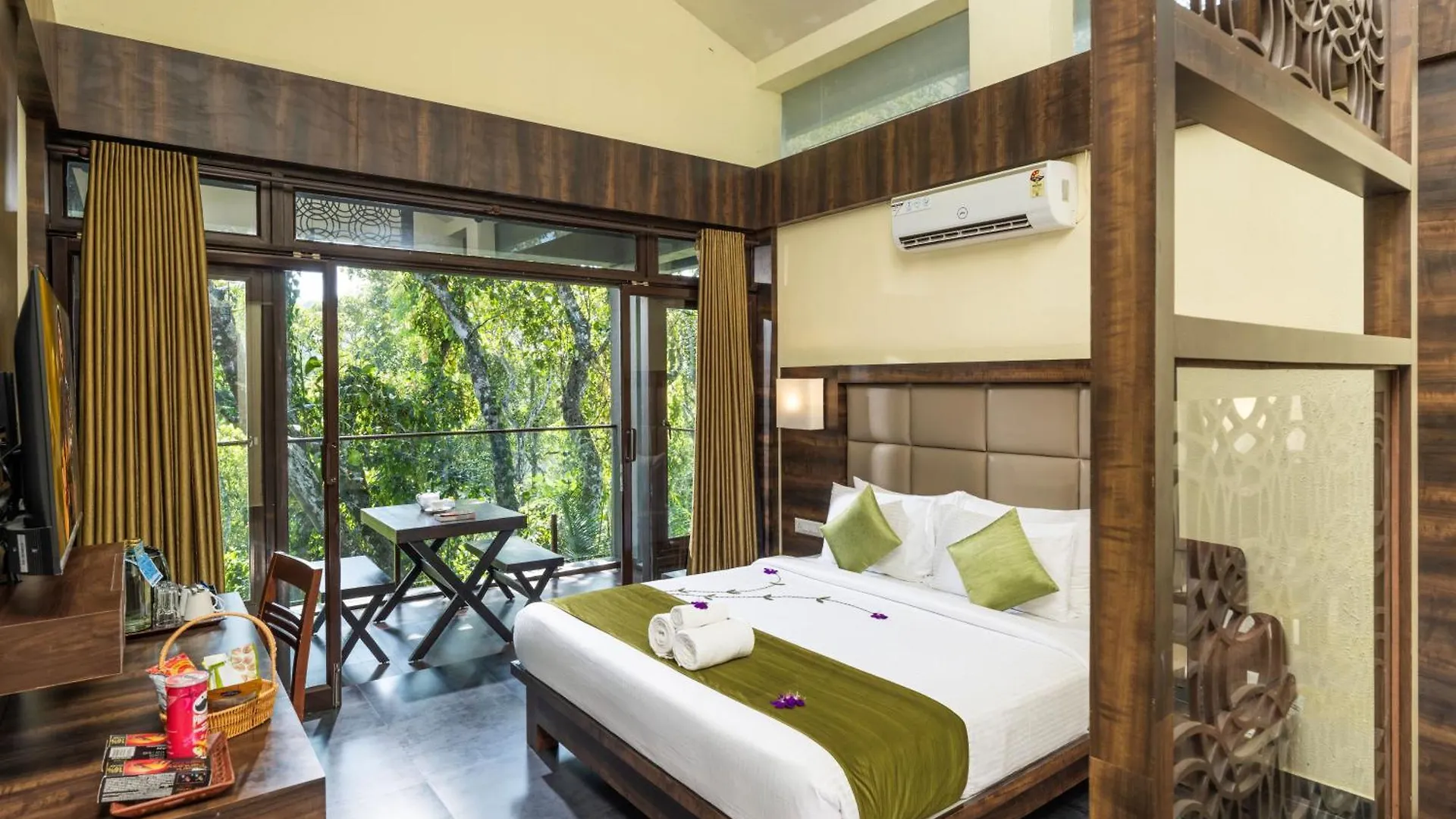 The Mountain Courtyard Thekkady Hotel